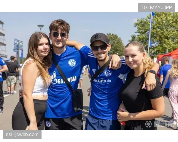 现场:沙尔克球迷巨型Tifo致敬俱乐部成立120周年 现场:沙尔克球迷巨型Tifo致敬俱乐部成立120周年