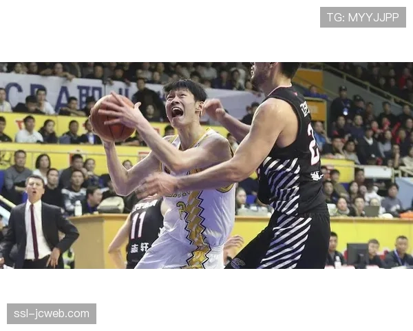 胡金秋的“硬解法”:近三场在禁区搏得场均9次罚球 胡金秋的“硬解法”:近三场在禁区搏得场均9次罚球